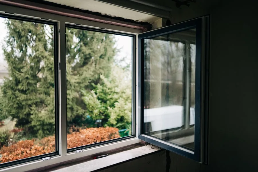 Geöffnetes Fenster mit Blick ins Grüne